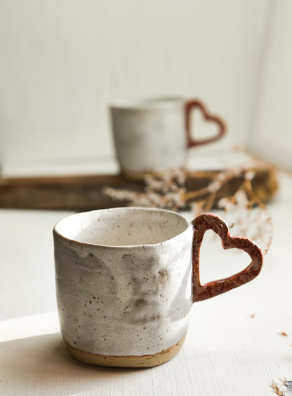 Kaffee- oder Teebecher aus Keramik mit herzförmigem Henkel
