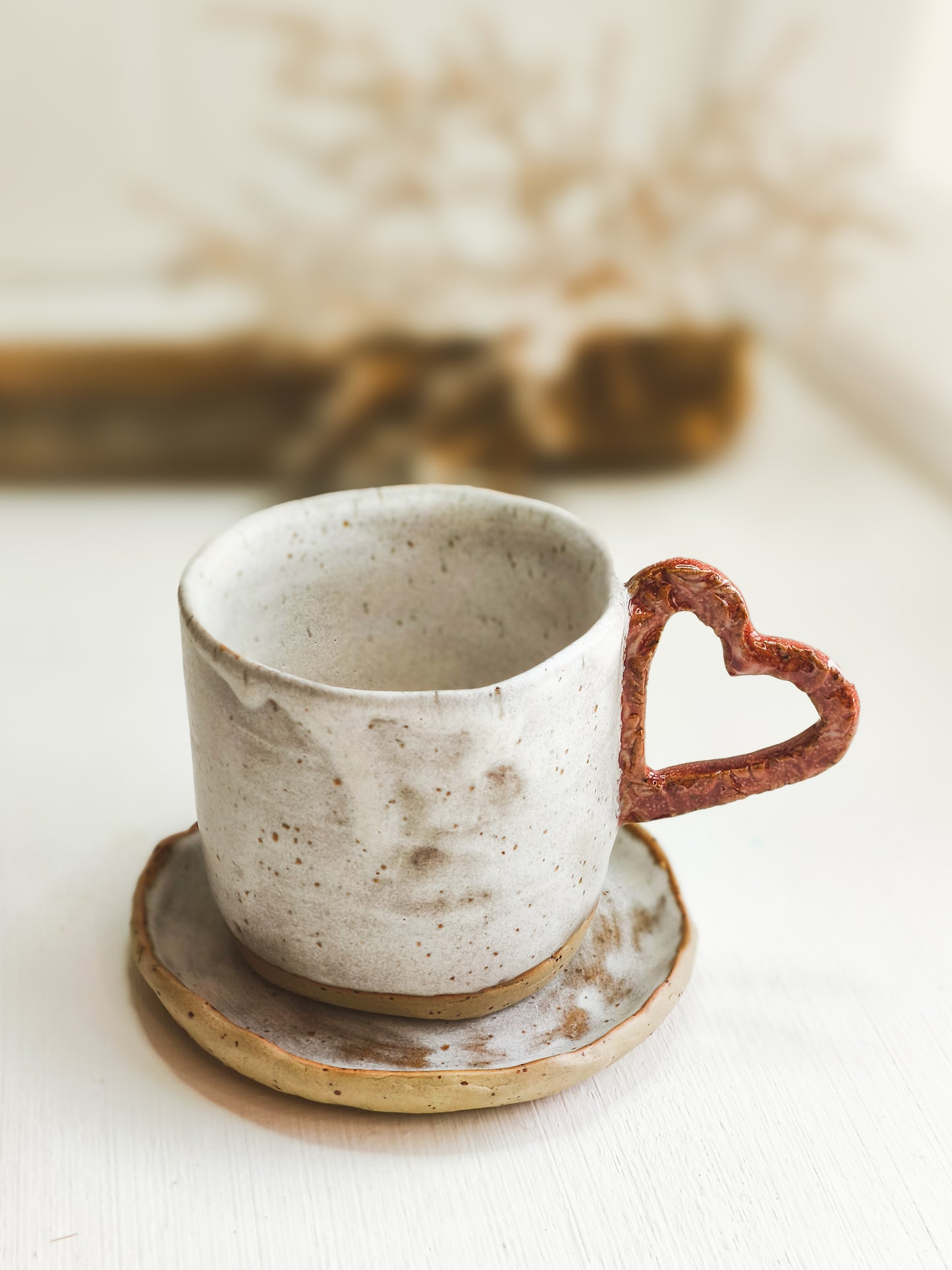 Kaffee- oder Teebecher aus Keramik mit herzförmigem Henkel