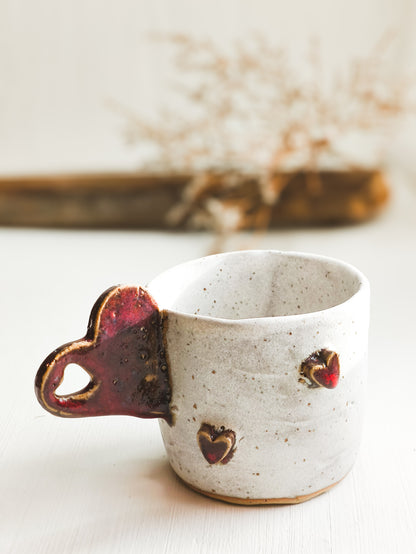 Kaffee- oder Teebecher aus Keramik mit 3D-Herzen und herzförmigem Henkel