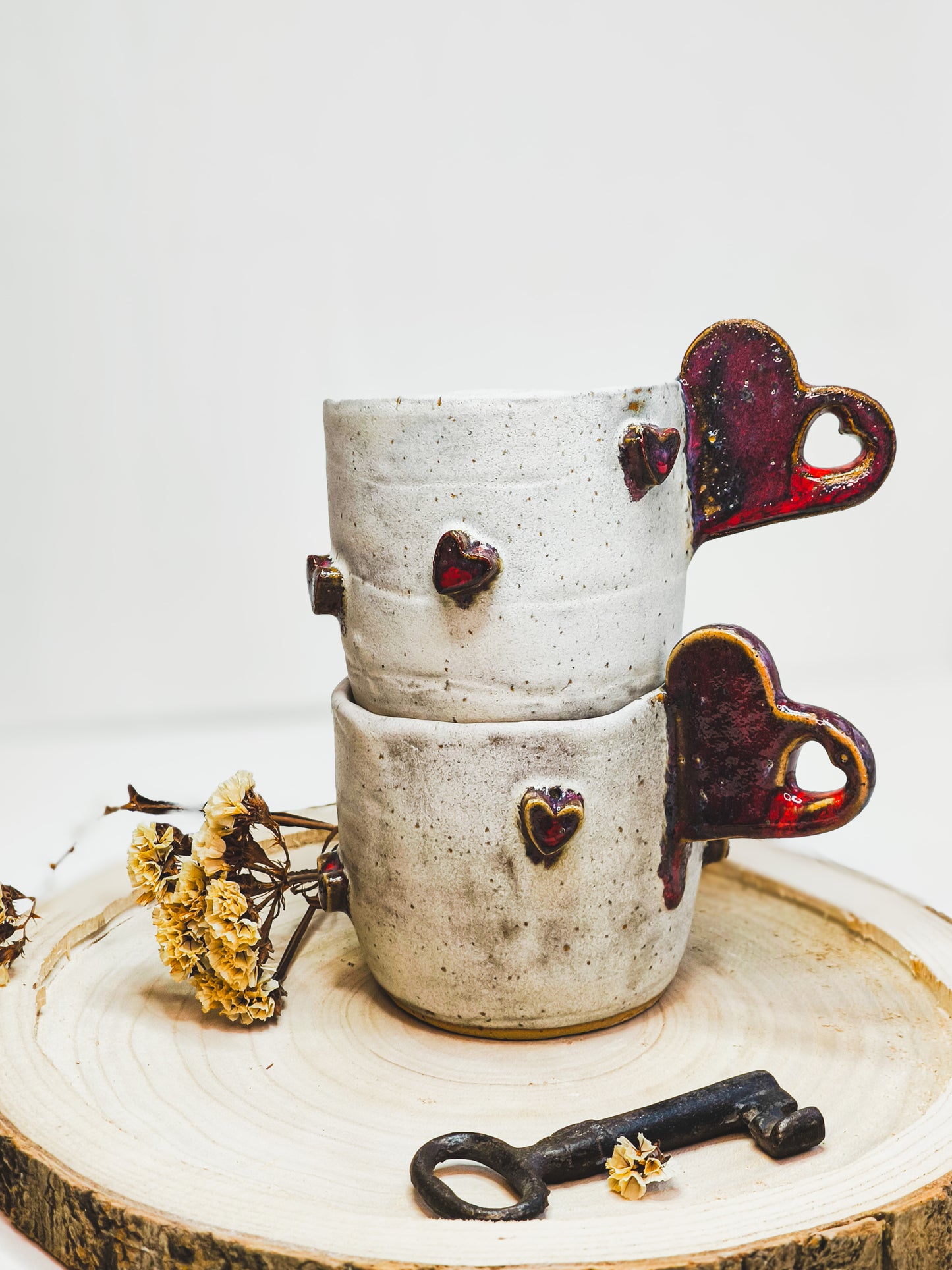 Kaffee- oder Teebecher aus Keramik mit 3D-Herzen und herzförmigem Henkel